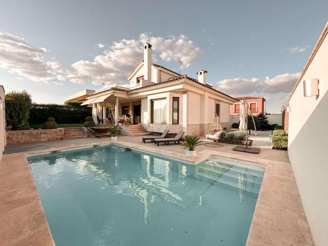 SE VENDE LUJOSO CHALET INDEPENDIENTE photo 0