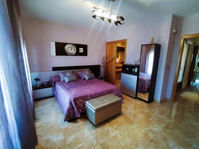 SE VENDE AMPLIO CHALET ADOSADO AMUEBLADO photo 0