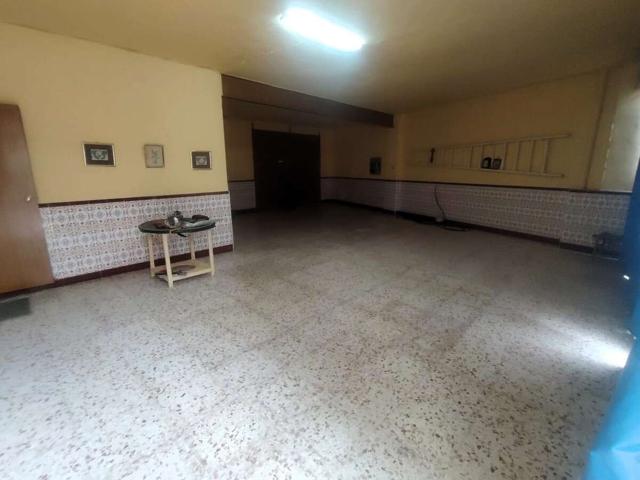 SE VENDE CASA CON NAVE JUNTO A SEIS DE JUNIO photo 0