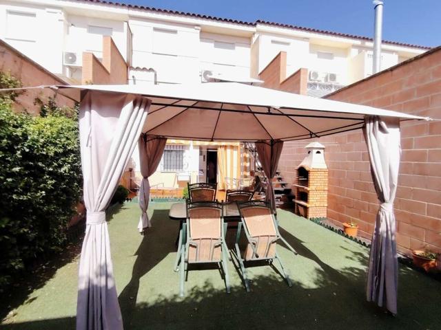 SE VENDE CHALET ADOSADO EN PERFECTO ESTADO photo 0