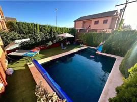 MAGNIFICO CHALET PAREADO EN ESQUINA CON PISCINA photo 0