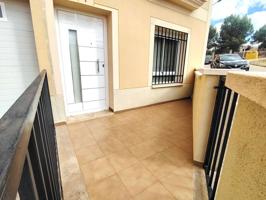 SE VENDE BONITO ADOSADO DE 4 DORMITORIOS EN ZONA SUR photo 0