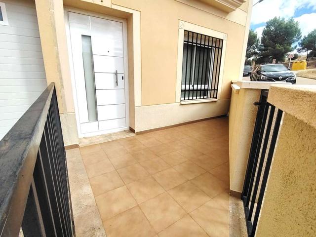 SE VENDE BONITO ADOSADO DE 4 DORMITORIOS EN ZONA SUR photo 0