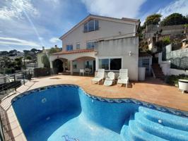 Chalet en Santa Susana con piscina y 5 habitaciones dobles. Frente al Carrefour. photo 0