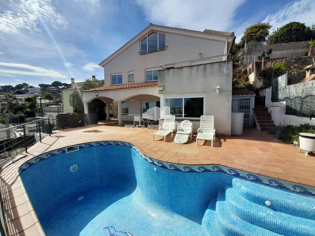 Chalet en Santa Susana con piscina y 5 habitaciones dobles. Frente al Carrefour. photo 0