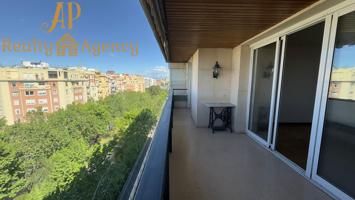 Magnífico piso de 4 habitaciones, 2 baños, GARAJE incluido, en GV Fernando el Católico. La Petxina photo 0