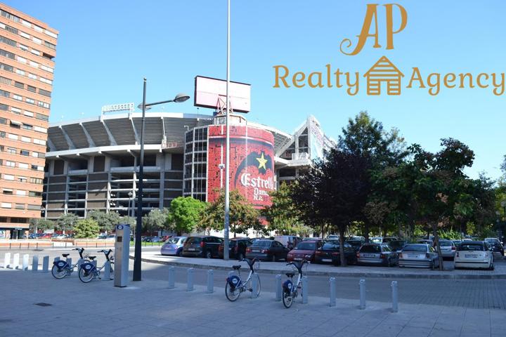 Exclusiva vivienda de 3 habitaciones, 2 baños, con vistas panorámicas en zona Mestalla, Valencia. photo 0