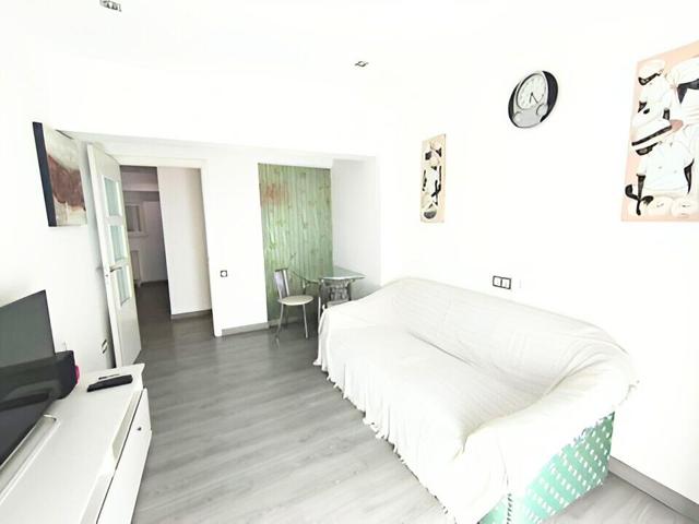 🏡 ¡Tu próximo hogar en el corazón de Torrefiel! Piso reformado con balcón y excelente ubicación 🌆 photo 0