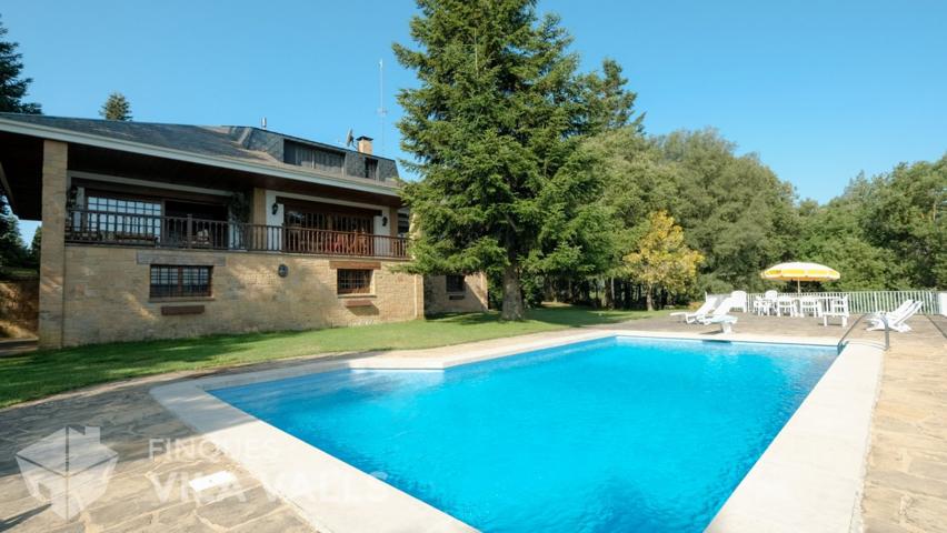 Magnífica casa de piedra rodeada jardín, con vistas increíbles, piscina y acabados de mucha calidad photo 0