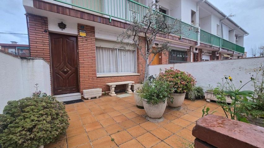 Casa de origen con patio y garaje photo 0