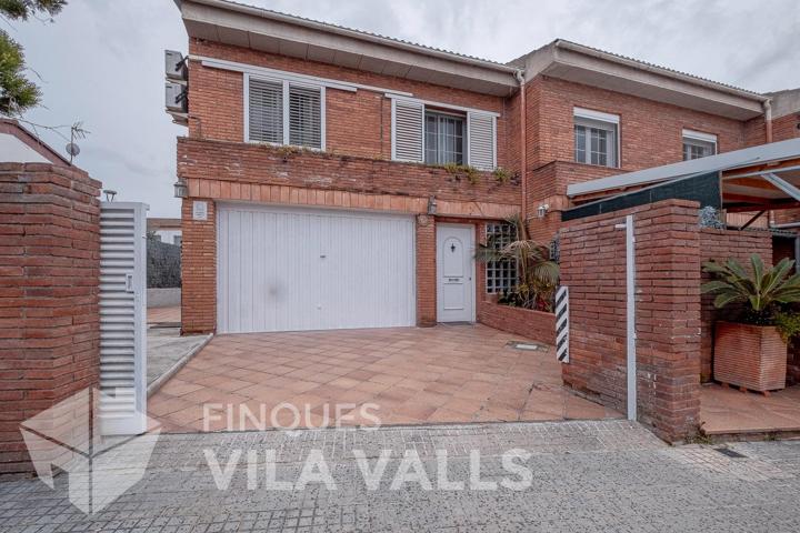 Casa con amplias estancias, jardín y eficiencia energética photo 0
