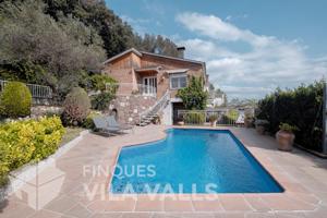 Preciosa casa dentro del pueblo con piscina photo 0