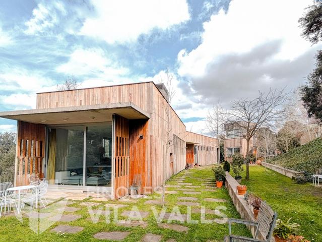 Casa de diseño con jardín y piscina photo 0