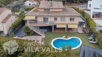 Chalet con piscina, porche, terrazas y amplios espacios interiores y exteriores photo 0