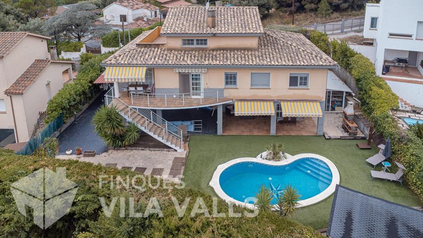 Chalet con piscina, porche, terrazas y amplios espacios interiores y exteriores photo 0