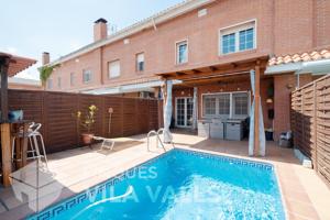 Casa con piscina, garaje doble y múltiples espacios funcionales photo 0