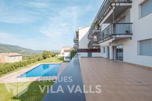 Piso con gran terraza y piscina comunitaria en planta baja photo 0