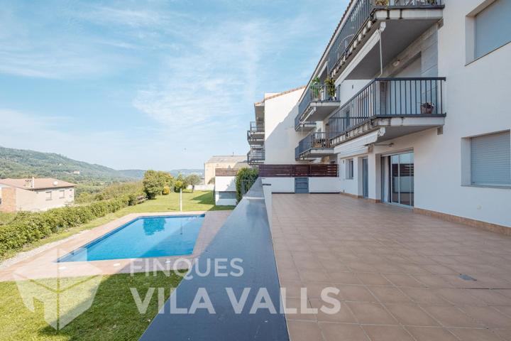 Piso con gran terraza y piscina comunitaria en planta baja photo 0