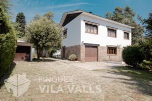 Chalet con jardín y casa de invitados a la venta photo 0