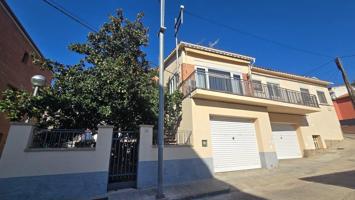 Casa de pueblo con gran garaje y jardín. Muy soleada photo 0