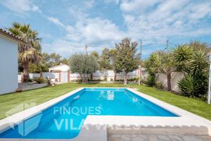 Casa con jardín, piscina y porche rodeada de absoluta tranquilidad photo 0