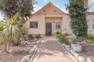 Casa con jardín, piscina y espacios amplios en venta photo 0