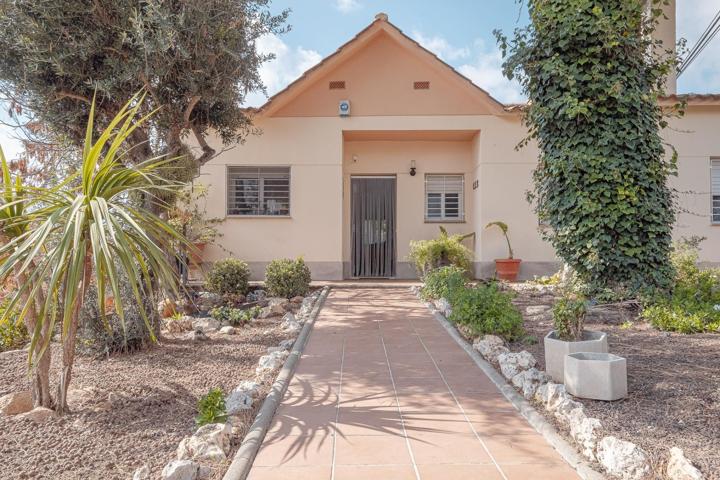 Casa con jardín, piscina y espacios amplios en venta photo 0