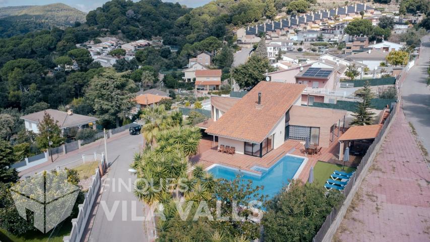 Casa con jardín, piscina y vistas a la montaña photo 0