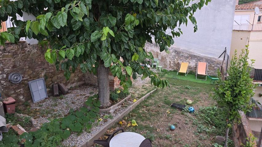 Casa de pueblo para reformar, con jardín delantero photo 0