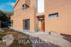 Espectacular chalet de obra vista con jardín y garaje en Saulons, Sant Feliu de Codines photo 0