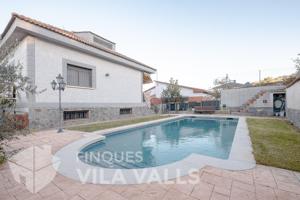 Casa de 3 plantas con jardín, piscina y garajes en Bigues photo 0