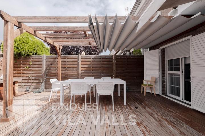 EXCLUSIVO CHALET APAREADO CON ACABADOS DE LUJO photo 0