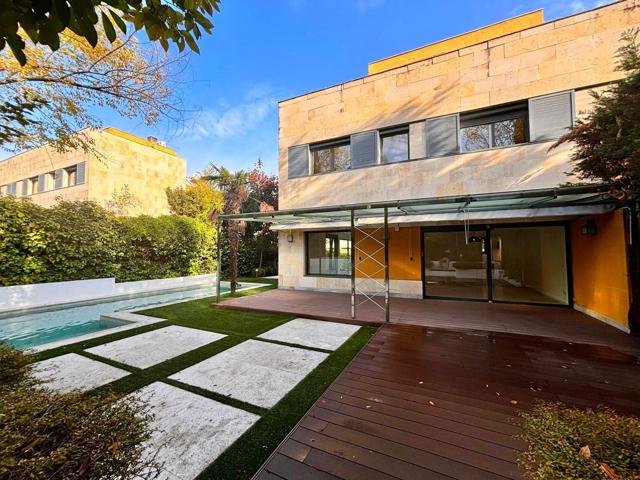 Unifamiliar Pareada En alquiler en Paseo De Los Parques, Encinar De Los Reyes, La Moraleja photo 0