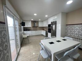 ¡Oportunidad Única para Vivir en un Espacio Reformado y Amplio! photo 0