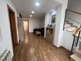 ¡Oportunidad Única para Vivir en un Espacio Reformado y Amplio! photo 0