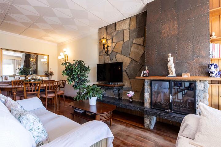 ESPECTACULAR CASA CON GARAJE Y LOCAL photo 0