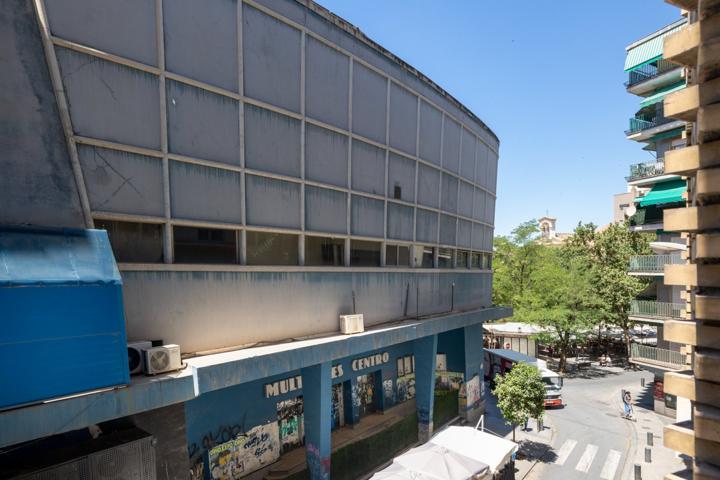 Amplio y luminoso piso en el centro de Granada, con garaje incluido en el mismo edificio photo 0