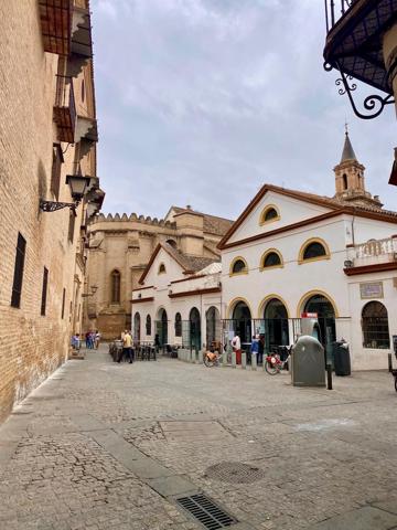 CASA CON ENCANTO A REFORMAR FRENTE AL MERCADO DE LA CALLE FERIA . photo 0