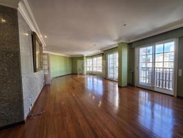 Piso de aprox 200 m² en Cl Oporto esquina con Rosalía de Castro con Garaje y Trastero photo 0