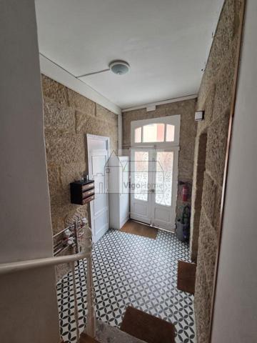 Vivienda + Bajo comercial con posibilidad de hacer garajes. (Opción de adquirir ático arrendado) photo 0