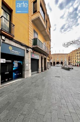 LOCAL COMERCIAL EN LA PLAZA MAYOR DEL AYUNTAMIENTO DE MANRESA photo 0