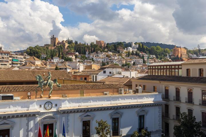 GRAN PISO EN PLAZA DEL CARMEN FRENTE AL AYUNTAMIENTO. photo 0