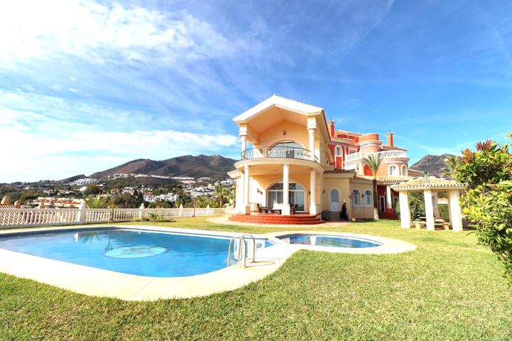 Impresionante villa independiente en venta en la prestigiosa zona de Torrequebrada, Benalmádena photo 0