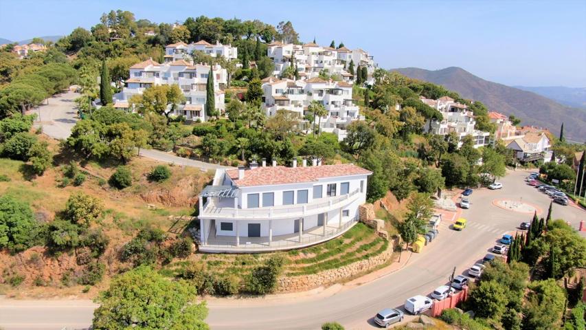 Edificio comercial con vistas increíbles al mar y a la montaña photo 0