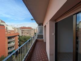 Piso luminoso con balcón en Calle Palencia – Barrio Navas, Barcelona photo 0
