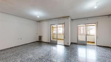 Se vende piso junto a Plaza de España con 4 dormitorios photo 0