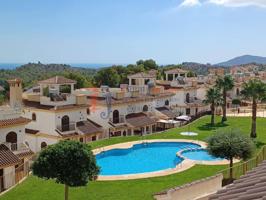 Bungalow con jardín, terraza y piscina comunitaria. photo 0