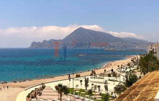 ALQUILER. Ático dúplex en primera línea de la playa. photo 0