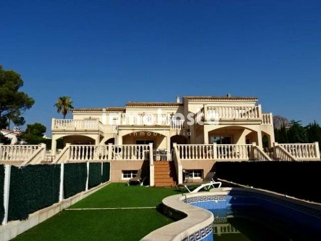 Chalet adosado de 3 plantas con piscina privada y garaje en La Nucía photo 0