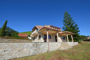 Chalet de estilo rústico, sin estrenar, sobre amplia parcela de 2.800 m², con interior pendiente de acabados en TOMIÑO photo 0